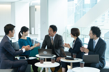 拍手をする複数のビジネスマン