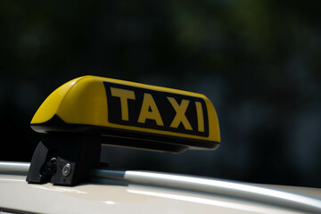 Teilansicht von einem Taxi