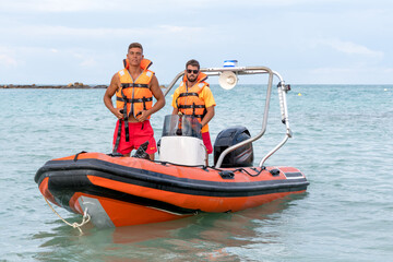 Obraz premium Two Lifeguards on a boat in the sea