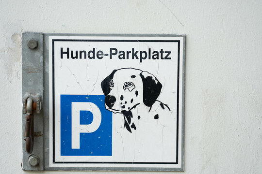 Hunde-Parkplatz zum Anleinen von Hunden