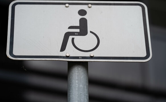 Schild mit Rollstuhl-Symbol - Rollstuhlparkplatz