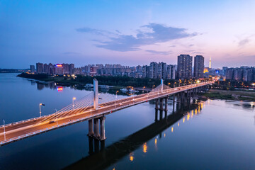 Naklejka premium Night view of Tianyuan Bridge in Zhuzhou, China