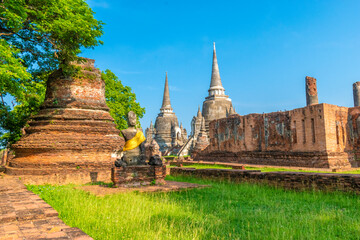 The ruins of the Wat Phra Si Sanphet temple in Ayutthaya Historical Park, a UNESCO world heritage site, Thailand - obrazy, fototapety, plakaty