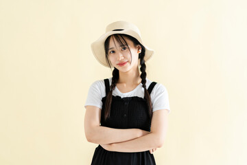 Fototapeta premium 麦わら帽子の若い女性