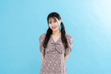 ツインテールの女性