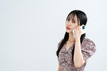 スマートフォンを使う女性