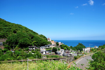 Obraz premium Coastal Architecture: Clear Sky Horizon and Residential District in Taiwan 