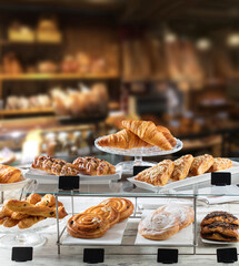 Pastelería con cruasanes, ensaimadas, lazos puestos sobre bandejas. Pastry with croissants, ensaimadas, bows placed on trays