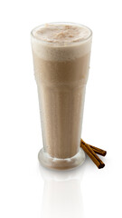 Batido de Café con canela sobre fondo blanco. Coffee milkshake with cinnamon on white background.