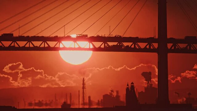[横浜ベイブリッジと朝日]朝の日差しが昇り始めた空から今日という日が始まる