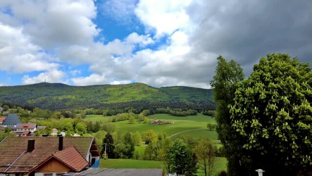 Rimbach, Deutschland: Wolken, die &uuml;ber den Hohenbogen ziehen