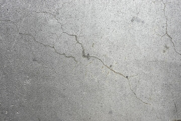 細いひび割れが少しだけ出来たコンクリートの床