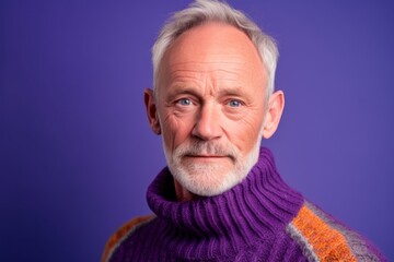 Obraz premium Close-up portrait photography of a glad mature man wearing a cozy sweater against a vibrant purple background. With generative AI technology