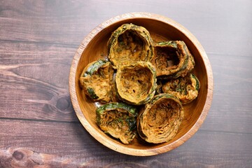 Dry Patra is an Indian dish made with colocasia leaves that are coated with a spicy gram flour batter and deep fried. It's a popular dish in Gujarat. Also known as Patra ni, bardoli's Karara patra.