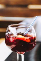 Verre de cocktail sangria fait-maison avec fruits et glaçons - Boisson rafraîchissante pour l'été