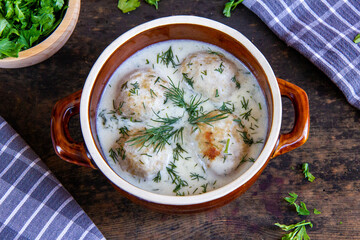 Chicken meatballs in dill sauce 