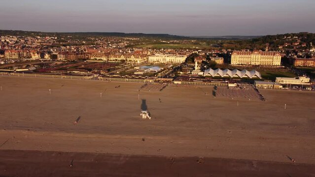 Deauville, vue a&eacute;rienne du casino et de la plage au coucher de soleil