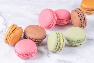 Papier Peint photo autocollant Macarons Cake macaron or macaroon on marble background from above, colorful almond cookies, pastel colors, vintage card, top view