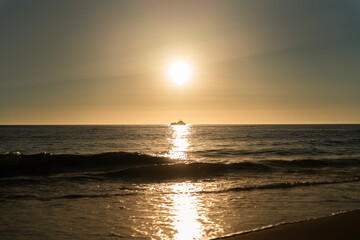 Barco navegando al atardecer en playa paradisiaca en andalucia