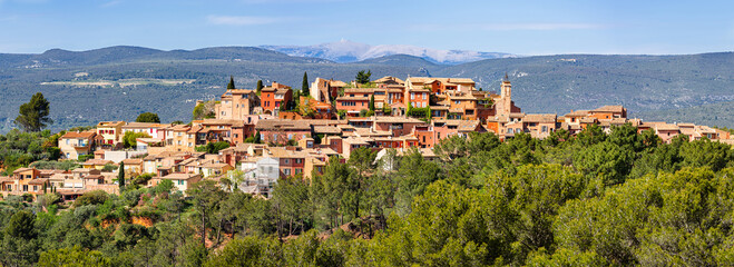 Roussillon village with Mount Ventoux in background, Vaucluse region, Provence, France