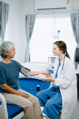 Obraz premium Caucasian doctor smiling take care of a senior patient in hospital. Friendly nurse or therapeutic treat client Professional medical service concept..