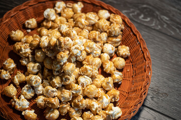 FRESH POPPED CARAMEL CORN WITH PEANUTS