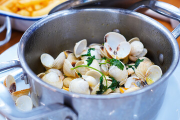 BERBERECHOS A LA MARINERA (COCKLES with MARINARA SAUCE) from Galicia,Spain