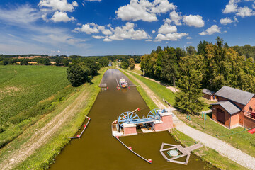 Żegluga Ostródzko-Elbląska - Rejsy statkiem po trawie. Kanał Elbląski © Janusz Lipiński