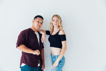 Naklejka premium a man and a woman stand together in a bright room