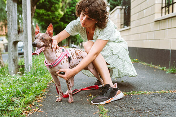 Obraz premium Teen girl spending time with her beloved pet