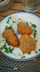 Schnitzel mit Reis und Erbsen 