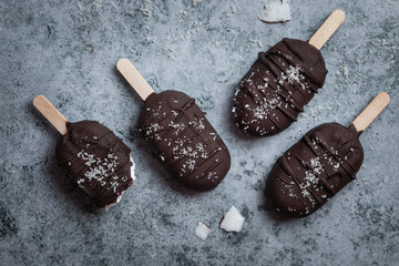 mini glaces esquimaux fait maison noix de coco chocolat noir - obrazy, fototapety, plakaty