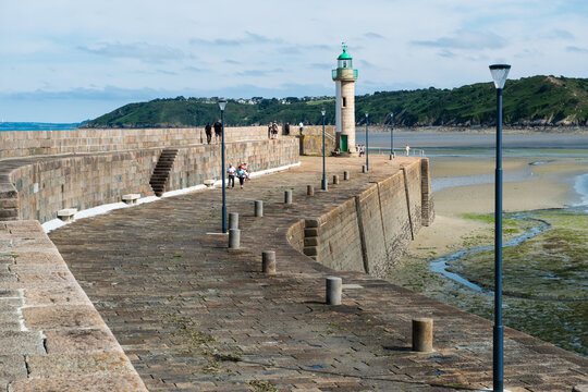 Port de Binic en Bretagne et en mar&eacute;e basse