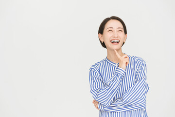 健康的なミドル世代日本人女性/スタジオ撮影白バック/笑っている