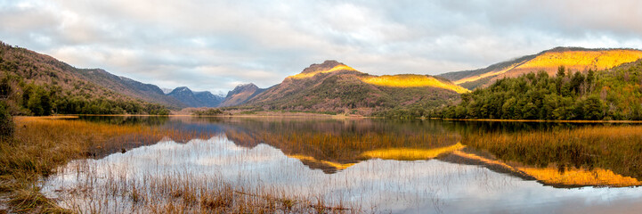 panoramica laguna malleco, araucania chile