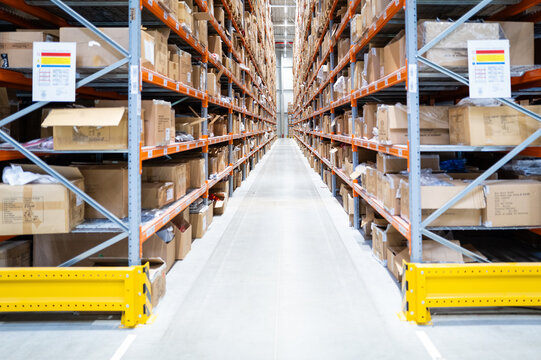 Langer Gang im Hochregal eines Logistik-Zentrums