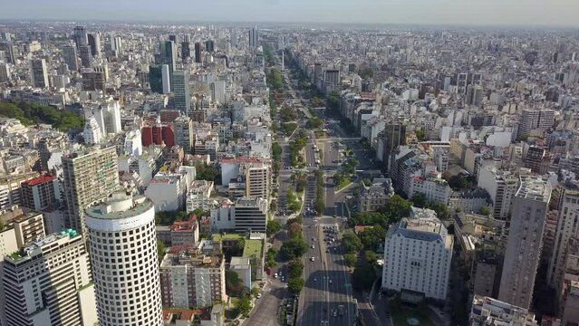 Vista a&eacute;rea de la Avenida 9 de Julio, ciudad de Buenos Aires, Argentina.