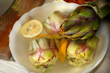 carciofi in acqua acidulata; artichokes in vinegary water