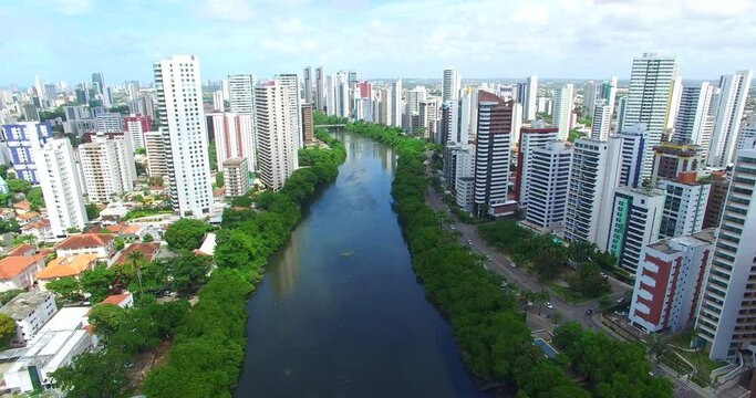 Rio Capibaribe no Recife visto de cima com Drone 4K - Bairro da Torre - Pernambuco - Nordeste - Brasil 