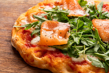 Deliziosa pinsa romana condita con salmone affumicato e rucola, cibo italiano 