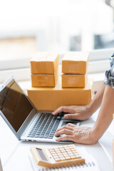 start a small business SME business owners Business owners check online orders To prepare to pack boxes for sale to customers, business ideas for sme online