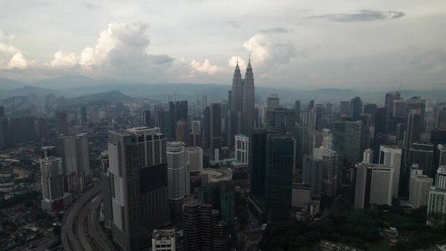La ville de Kuala Lumpur filmé en drone de jour, et ses gratte-ciels et tours incroyable (petronas, KL 118 ...) , en Malaisie, Asie