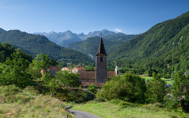 Fototapeta na wymiar Ercé village du sud de la France dans les Pyrénées en Ariège
