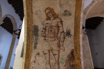 Vista de una antigua pintura de san sebastian en la iglesia románica de la santa cruz en Baeza,...