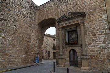 Fototapeta na wymiar Vista de la puerta de Ubeda en la muralla de Baeza, Andalucía, España.