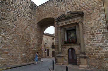 Obraz premium Vista de la puerta de Ubeda en la muralla de Baeza, Andalucía, España.