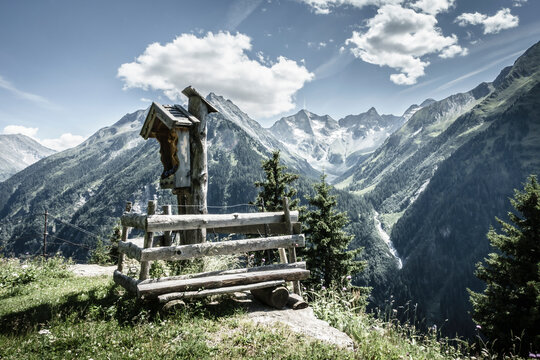 Marterl an einem Wanderweg mit herrlichem Blick in die Alpen - farbreduziert