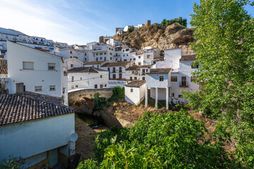 Obraz premium White Houses, Rock Overhangs and Trejo River - Setenil de las Bodegas, Andalusia, Spain