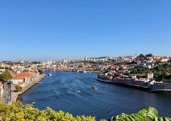 Ville de Porto traversée par le fleuve Douro, au Portugal