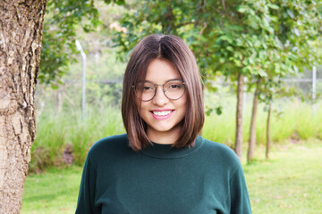 Chica joven y bonita con el cabello corto y linda sonrisa. Mujer Guatemalteca en un ambiente...
